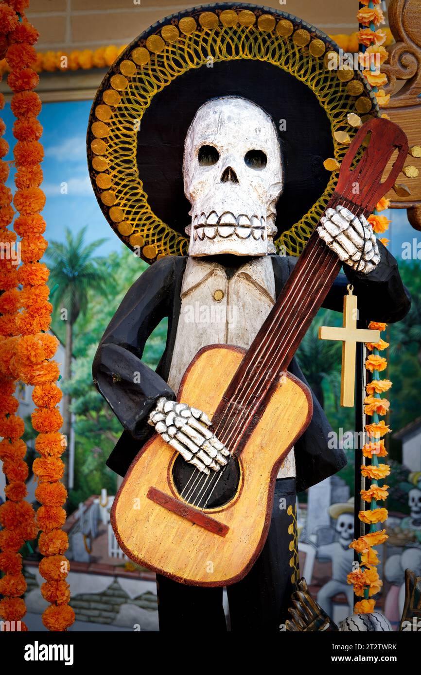 Le guitariste a Day of the Dead se tient dans un sombrero à Old Town à San Diego, en Californie. Banque D'Images