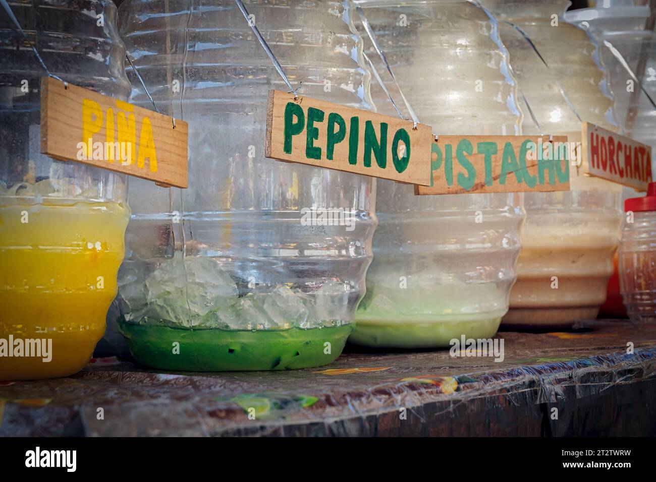 Cruches avec différentes saveurs d'agua fresca, un favori mexicain traditionnel, lors d'un festival dans le centre-ville d'El Paso, Texas. Banque D'Images