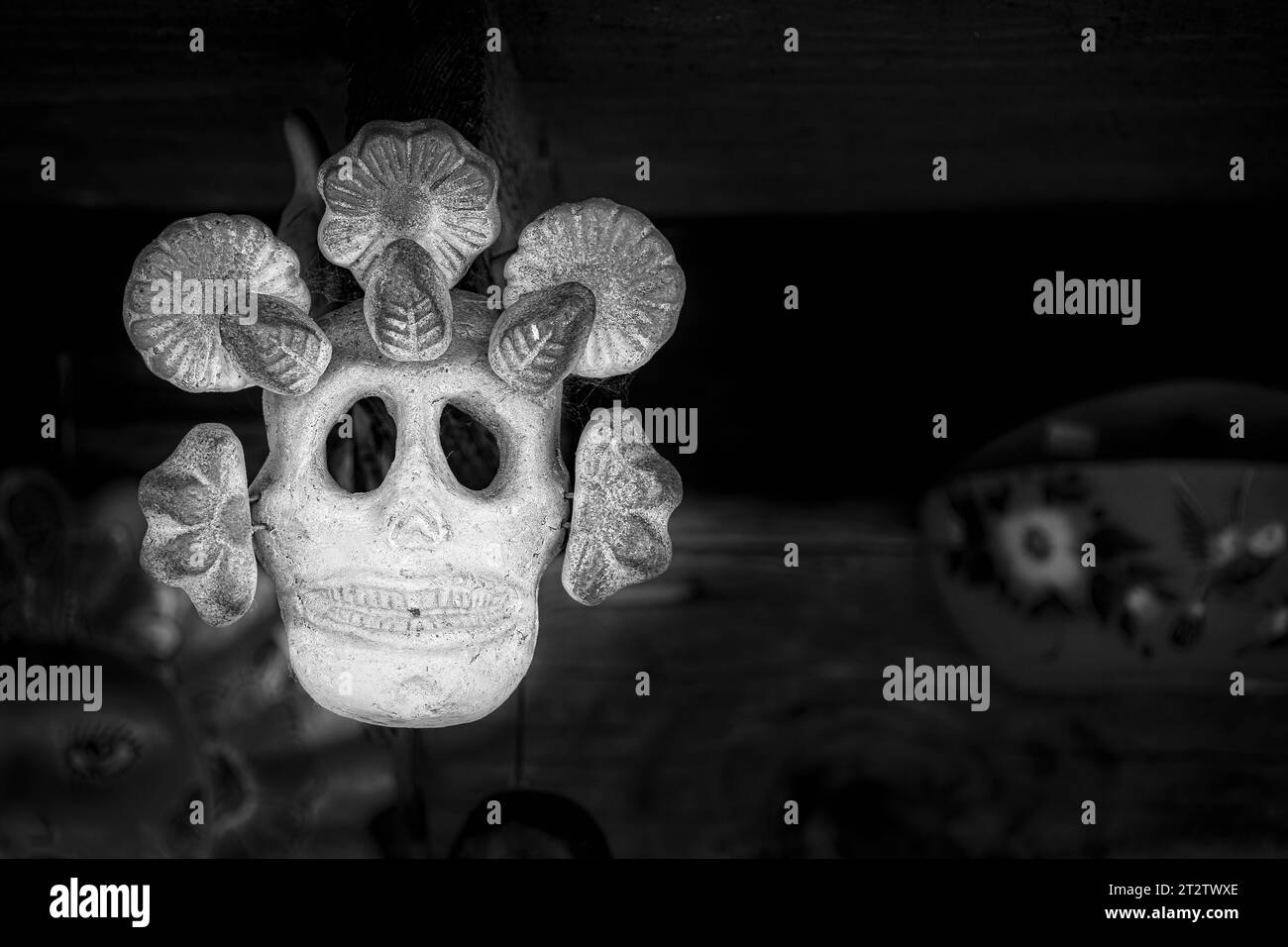 Un crâne de roche Day of the Dead se dresse sur un poteau de la vieille ville de San Diego, en Californie. Banque D'Images