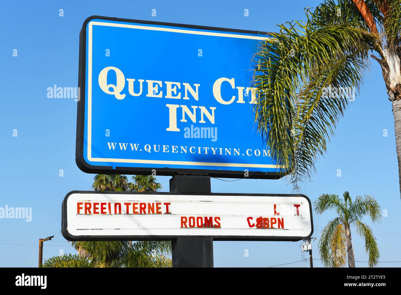 LONG BEACH, CALIFORNIE - 18 octobre 2023 : gros plan du panneau Queen City Inn sur Pacific Coast Highway, PCH. Banque D'Images