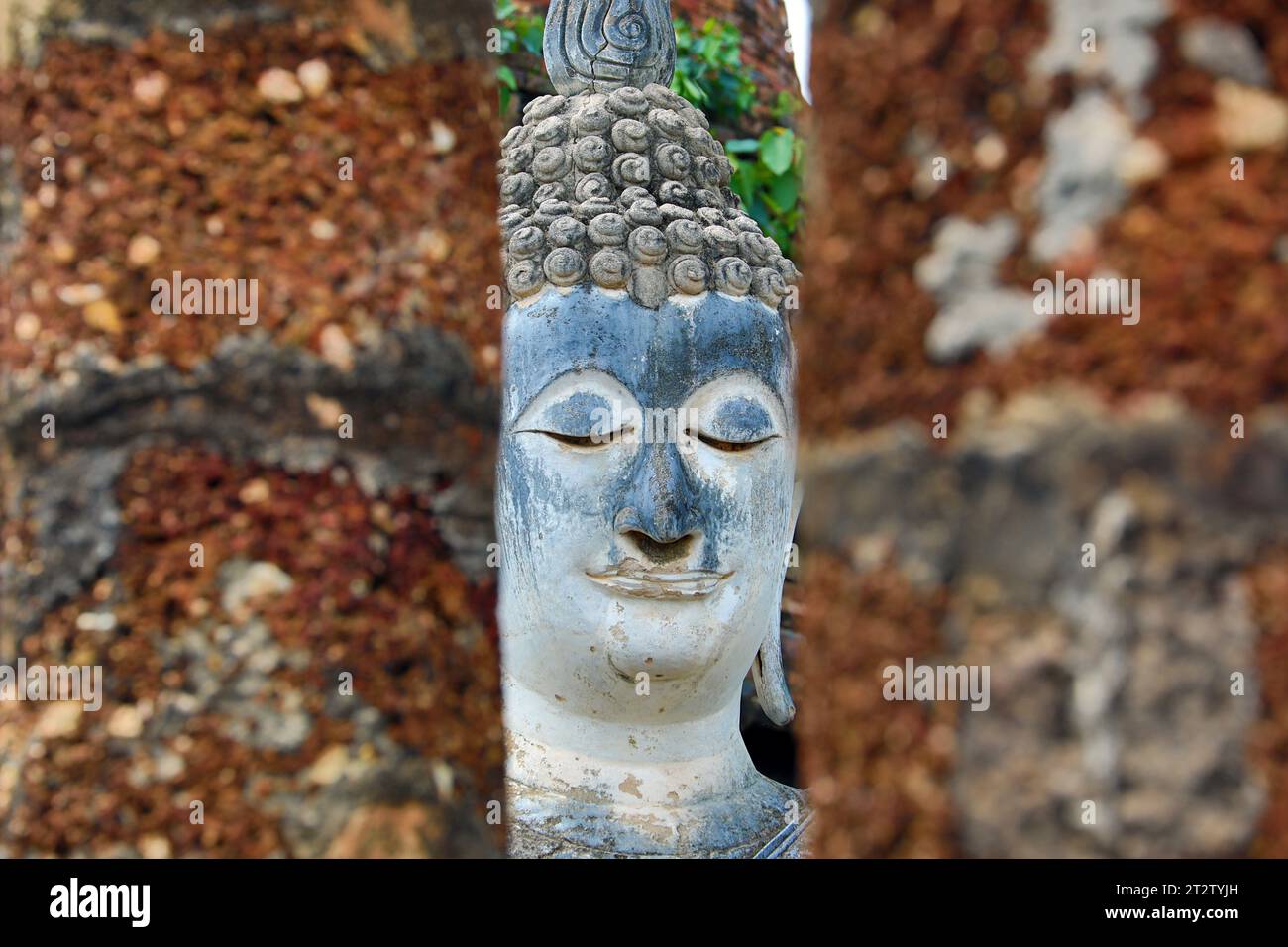 Statue de Bouddha entre piliers, Temple Wat sa si, Sukhothai, Thaïlande Banque D'Images