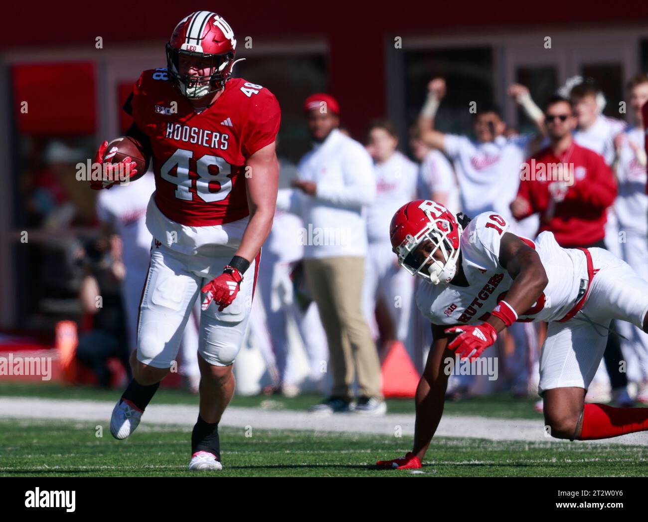 Bloomington, États-Unis. 21 octobre 2023. BLOOMINGTON, INDIANA - 21 OCTOBRE : Indiana Hoosiers Tight End James Bomba (48) rencontre le défenseur des Rutgers Scarlet Knights Flip Dixon (10) lors d'un match de football de la NCAA le 21 octobre 2023 à Bloomington, Indiana. ( Crédit : Jeremy Hogan/Alamy Live News Banque D'Images