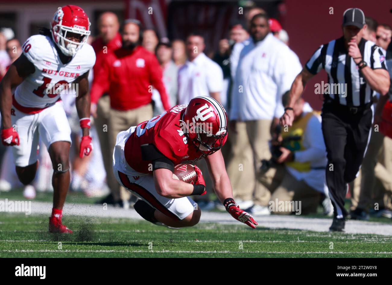 Bloomington, États-Unis. 21 octobre 2023. BLOOMINGTON, INDIANA - 21 OCTOBRE : Indiana Hoosiers Tight End James Bomba (48) rencontre le défenseur des Rutgers Scarlet Knights Flip Dixon (10) lors d'un match de football de la NCAA le 21 octobre 2023 à Bloomington, Indiana. ( Crédit : Jeremy Hogan/Alamy Live News Banque D'Images