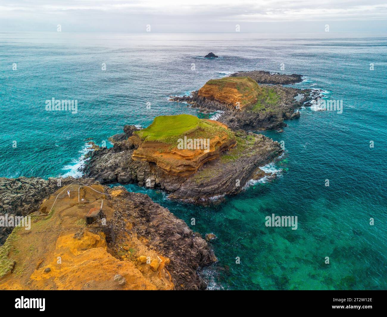 Îlots côtiers de l'île de Terceira aux Açores appelés Ilheus da Mina ou Ilheus das Contendas Banque D'Images