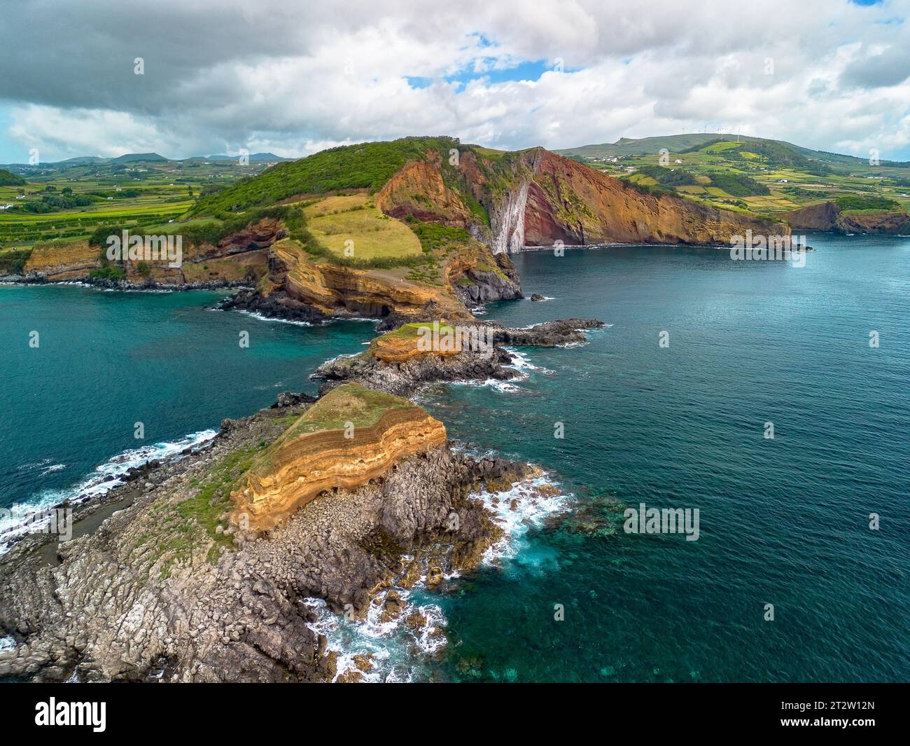 Îlots côtiers de l'île de Terceira aux Açores appelés Ilheus da Mina ou Ilheus das Contendas Banque D'Images