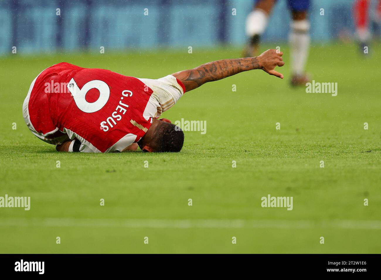 Chelsea, Londres, Royaume-Uni. 21 octobre 2023 ; Stamford Bridge, Chelsea, Londres, Angleterre : Premier League football, Chelsea contre Arsenal ; Gabriel Jesus d'Arsenal tombe blessé crédit : action plus Sports Images/Alamy Live News Banque D'Images