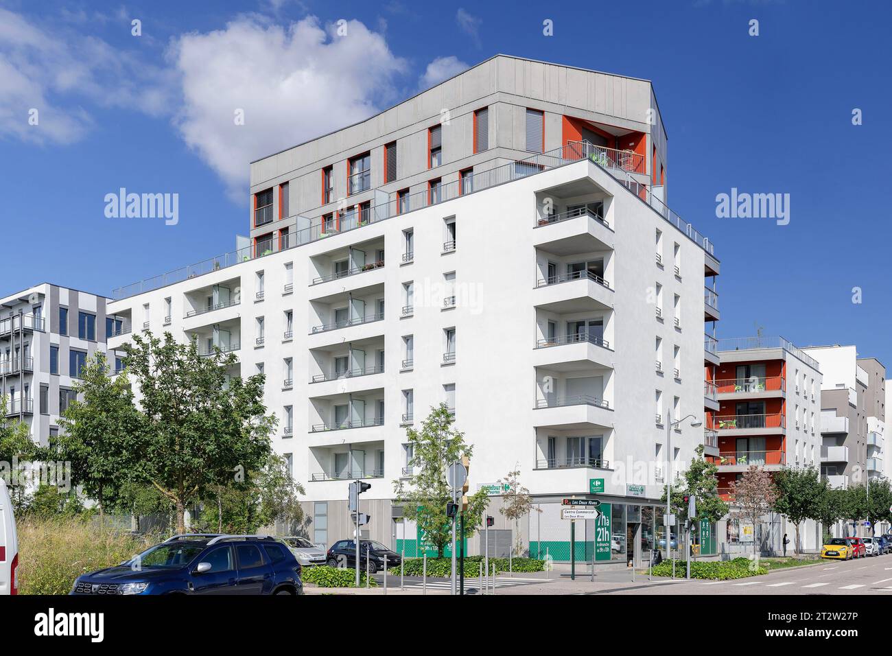 Complexe de logements moderne construit en 2020 sur une rue avec des arbres Banque D'Images