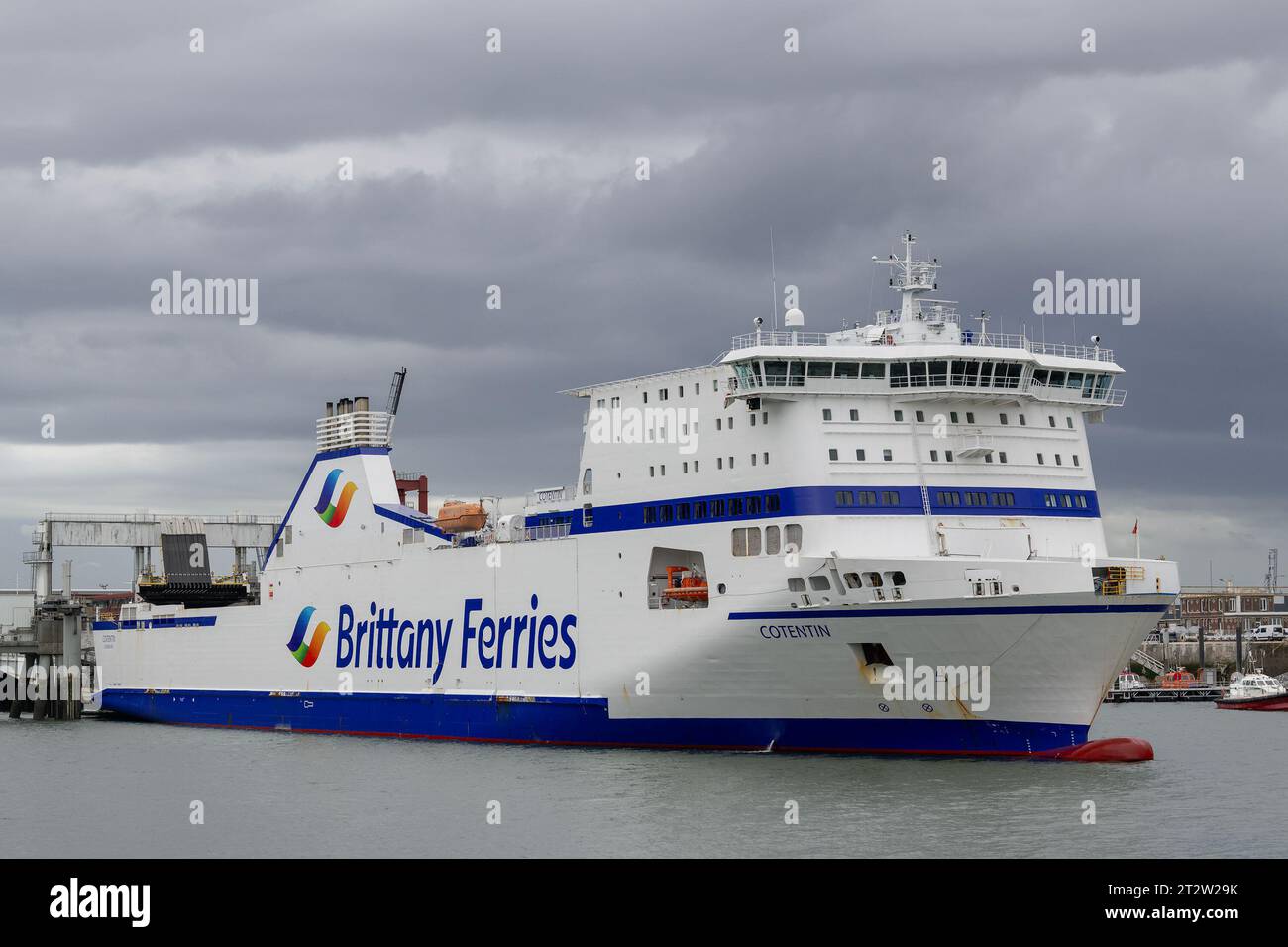 Le Havre, France - passager RO-RO Cargo Ship COTENTIN à côté au port du Havre. Banque D'Images