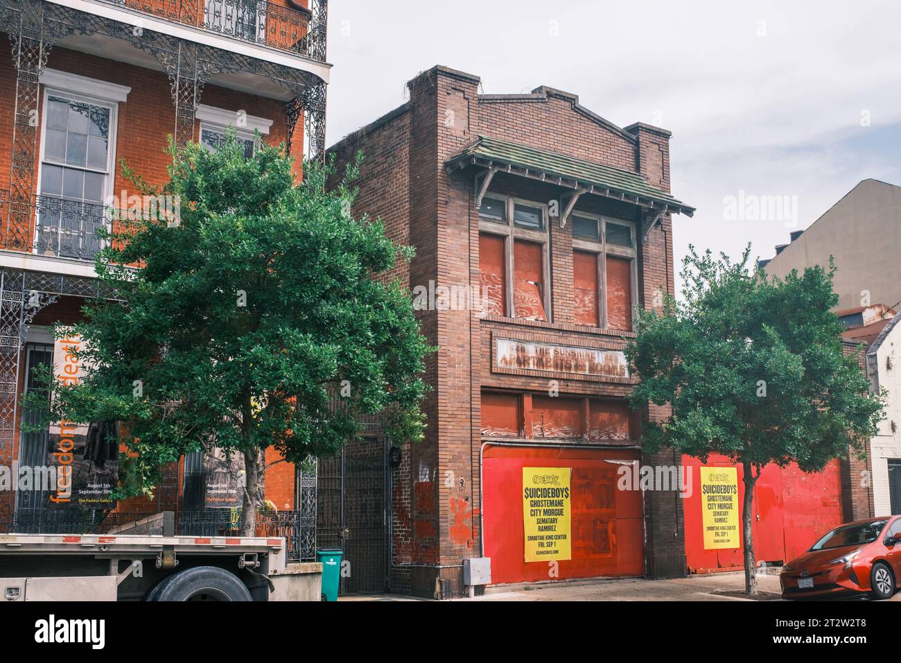 LA NOUVELLE-ORLÉANS, LA, États-Unis - 21 AOÛT 2023 : a embarqué dans un immeuble d'appartements historique sur Camp Street dans le Warehouse District Banque D'Images