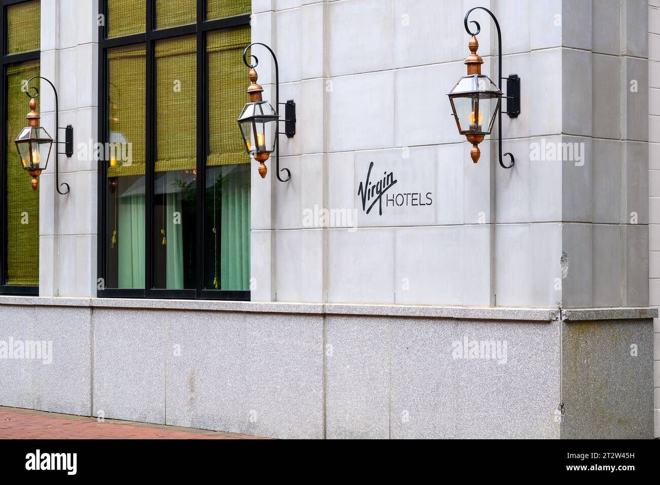 LA NOUVELLE-ORLÉANS, LA, États-Unis - 15 OCTOBRE 2023 : panneau Virgin Hotel sur le côté Lafayette Street de l'hôtel Downtown Banque D'Images