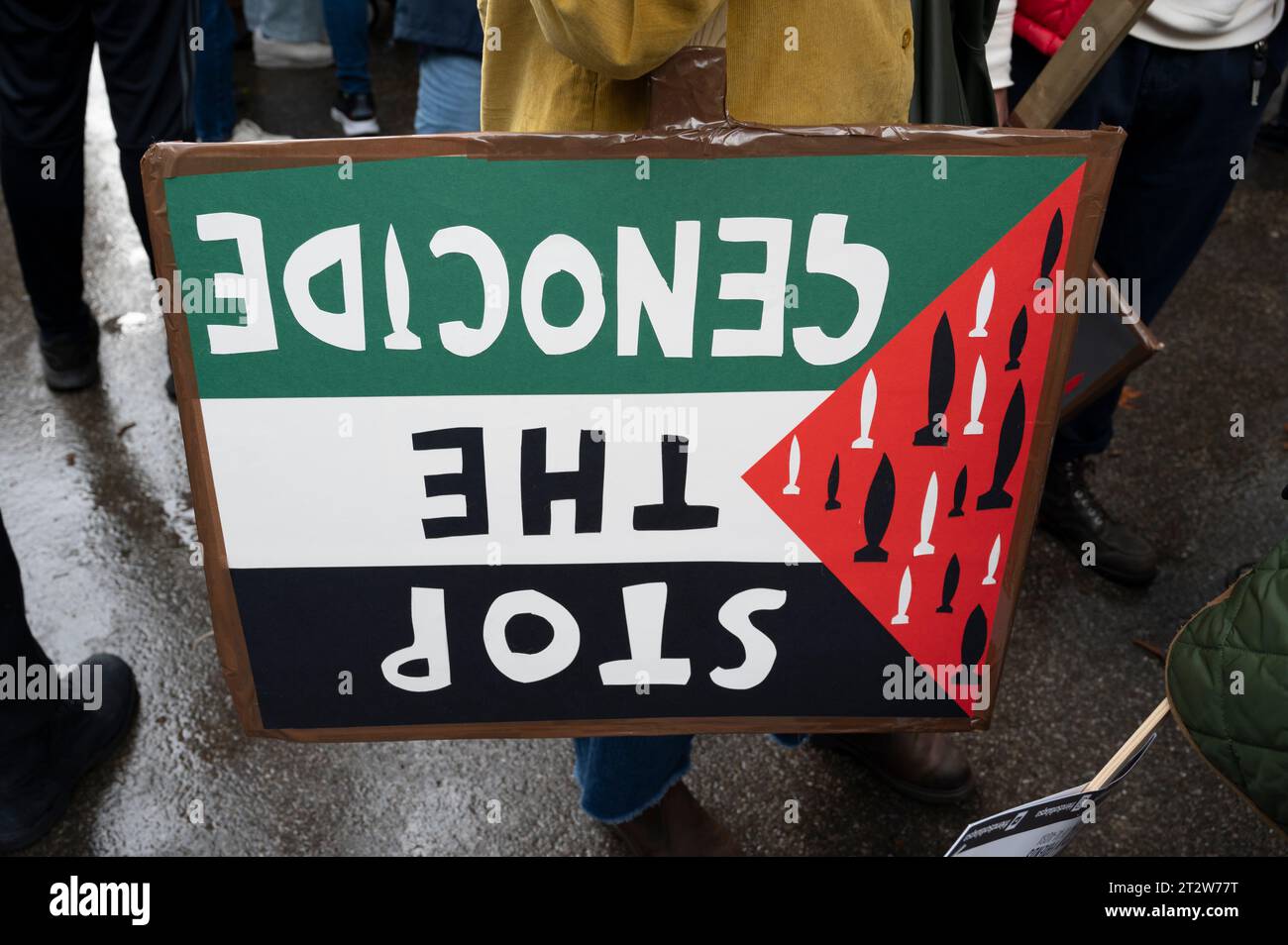 Le 21 octobre 2023, environ 100 000 personnes ont défilé à travers le centre de Londres pour soutenir la Palestine et exiger la fin des bombardements de Gaza. Banque D'Images