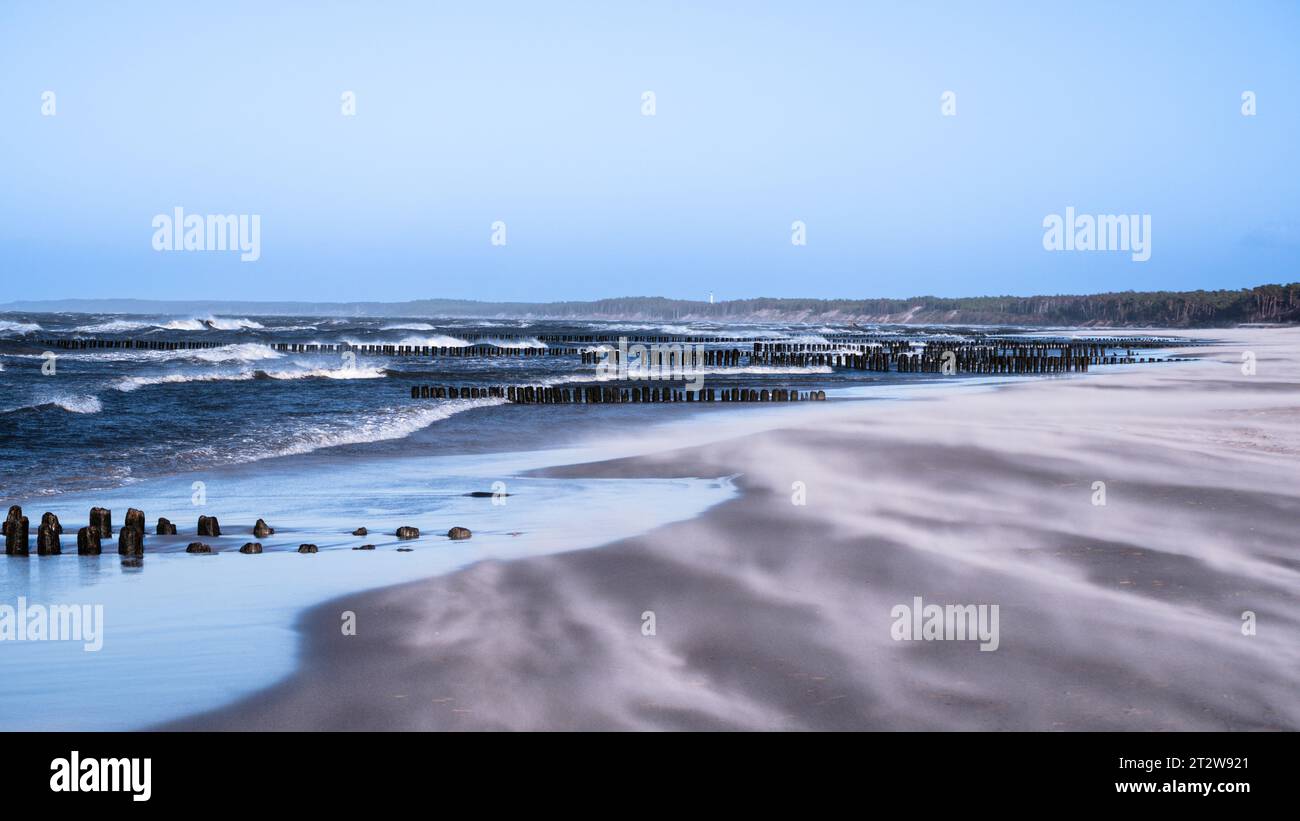 Tempête de sable sur la plage sur la mer Baltique Banque D'Images