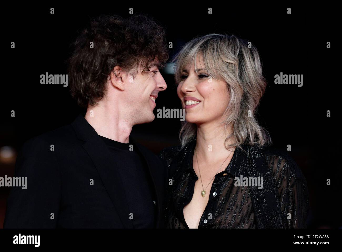 Rome, Italie. 21 octobre 2023. Michele Riondino et Eva Nestori assistent à un tapis rouge pour le film ''Palazzina LAF'' lors du 18e Festival du film de Rome à l'Auditorium Parco Della Musica le 21 octobre 2023 à Rome, en Italie. (Photo de Massimo Valicchia/NurPhoto) crédit : NurPhoto SRL/Alamy Live News Banque D'Images