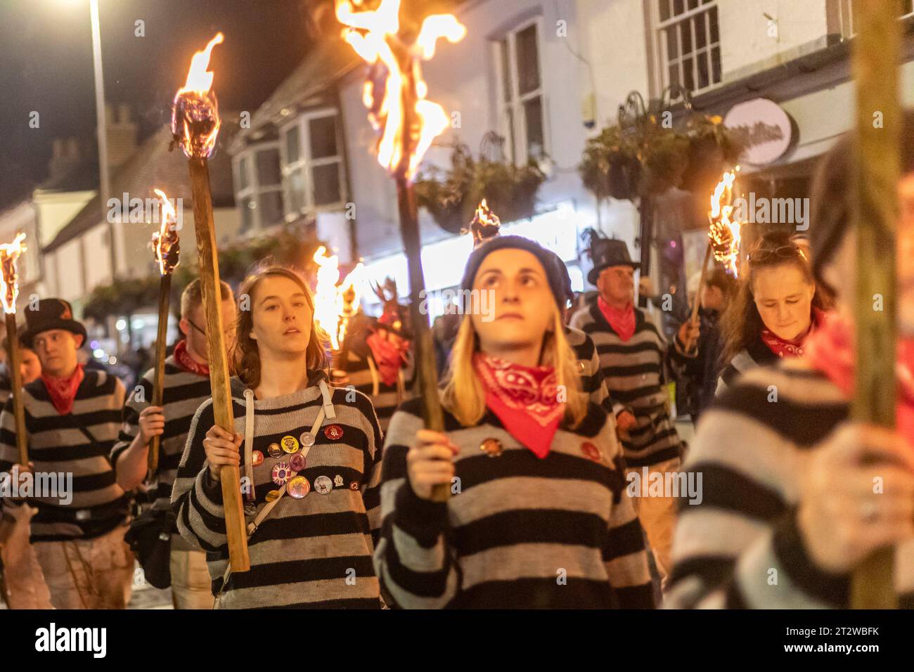 Hailsham, Royaume-Uni. 21 octobre 2023.Revellers a rejoint la procession nocturne annuelle de feu de joie à Hailsham pour commémorer le complot Gunpowder de 1605. Hailsham, East Sussex, Royaume-Uni. Crédit : Ed Brown/Alamy Live News Banque D'Images