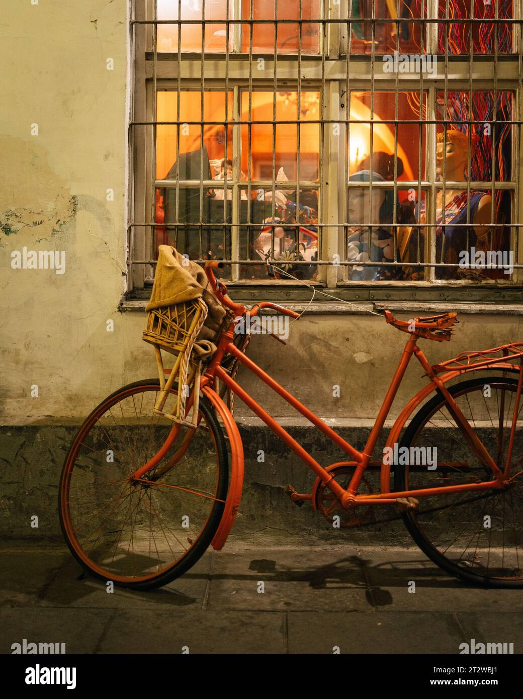 Un vélo rouge à Kazimierz, Kraków, Pologne Banque D'Images