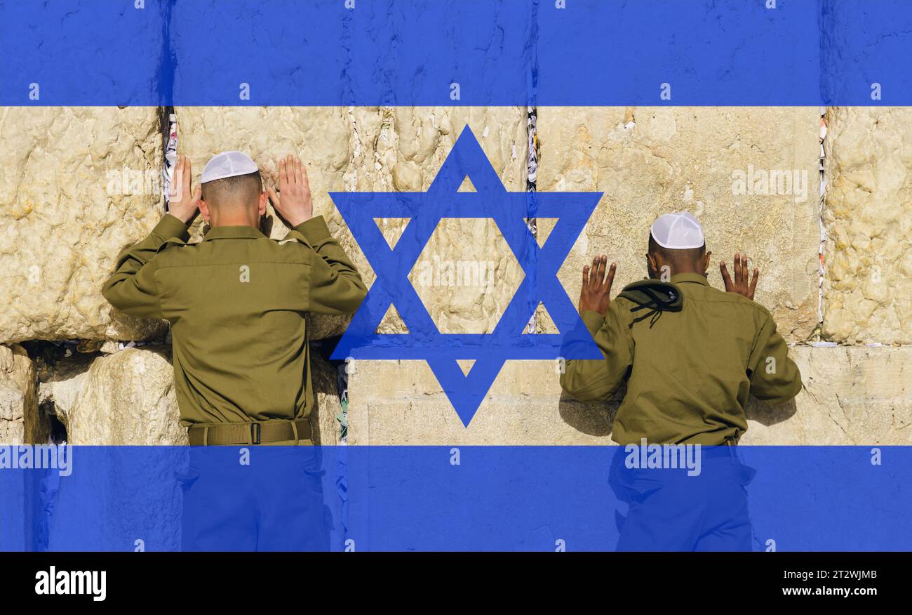 Armée israélienne soldats de Tsahal priant pour la paix au mur occidental dans la vieille ville de Jérusalem pendant la guerre avec le Hamas à Gaza qui a conduit à la mort de civils, des enlèvements d'otages et une crise humanitaire. Banque D'Images