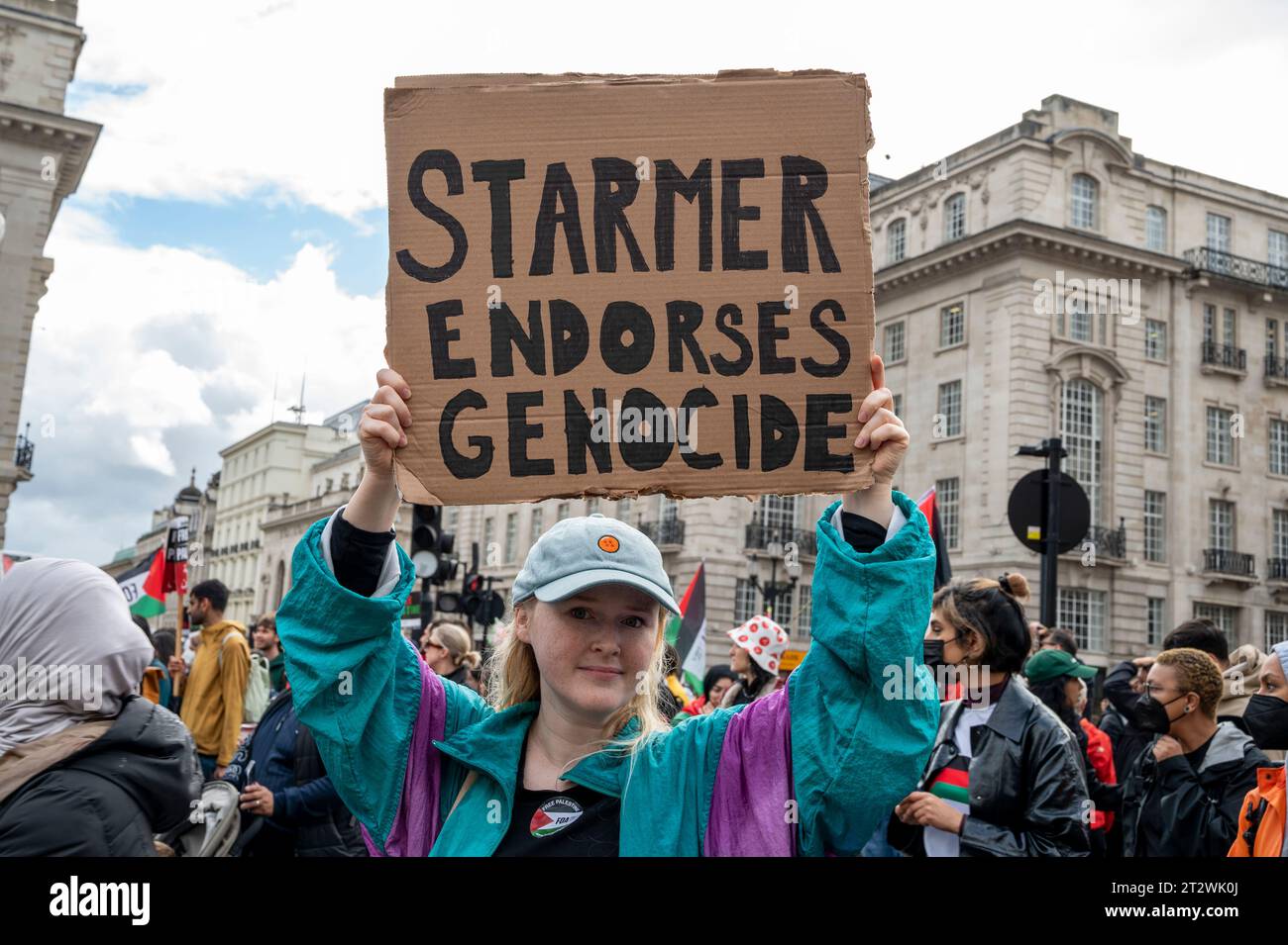 Un jeune manifestant lors d'un rassemblement contre le bombardement de Gaza avec une pancarte "Starmer avalise le génocide". Londres. Banque D'Images