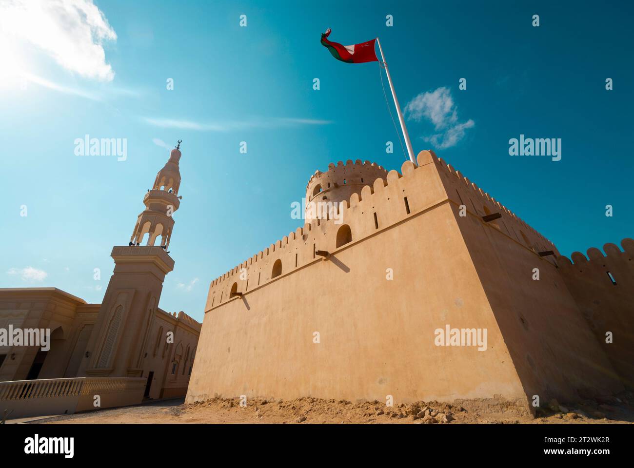 fort Al Hadd avec un drapeau flottant à l'est d'Oman Banque D'Images