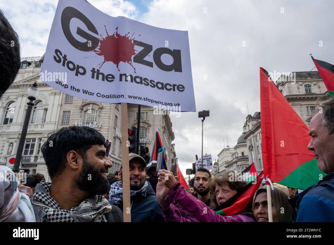 Manifestation contre la guerre israélienne de Gaza, Londres Royaume-Uni. Un jeune homme tient une pancarte 'Gaza. Arrêtez le massacre ». Banque D'Images