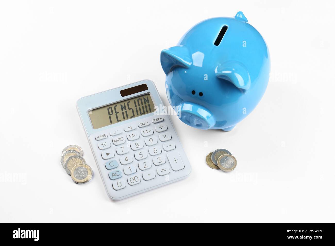 Calculatrice, tirelire et pièces de monnaie sur fond blanc. Concept de retraite Banque D'Images