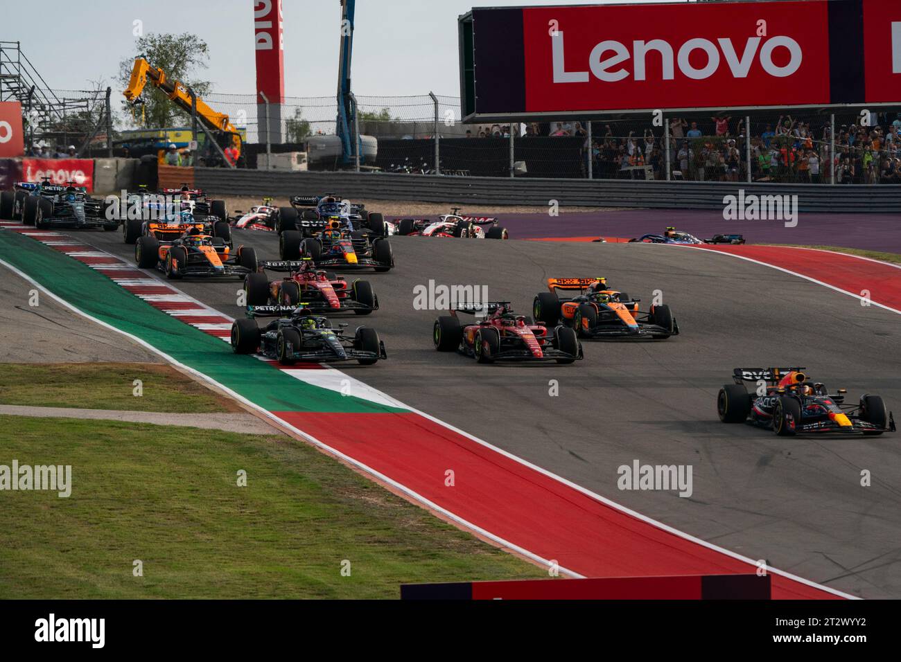 Austin, États-Unis. 21 octobre 2023. Le pilote néerlandais de Formule 1 Max Verstappen de Red Bull Racing mène le peloton à tour de rôle lors du Sprint lors du Grand Prix de Formule 1 des États-Unis sur le circuit des Amériques à Austin, Texas, le samedi 21 octobre 2023. Photo de Greg Nash/UPI crédit : UPI/Alamy Live News Banque D'Images
