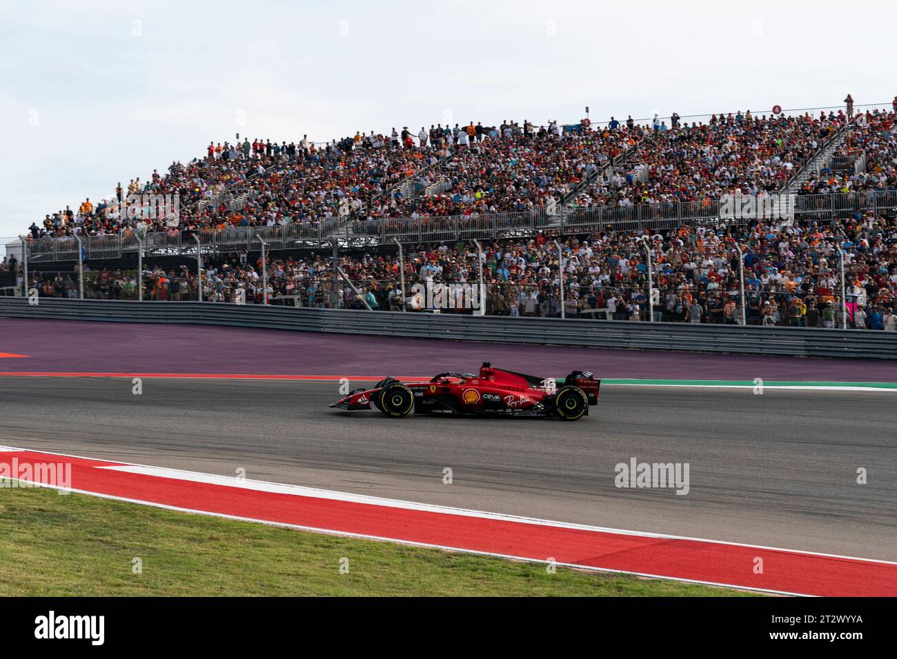 Austin, États-Unis. 21 octobre 2023. Charles Leclerc, pilote de Formule 1 de Monaco de la Scuderia Ferrari, participe au Sprint lors du Grand Prix de Formule 1 des États-Unis sur le circuit des Amériques à Austin, Texas, le samedi 21 octobre 2023. Photo de Greg Nash/UPI crédit : UPI/Alamy Live News Banque D'Images