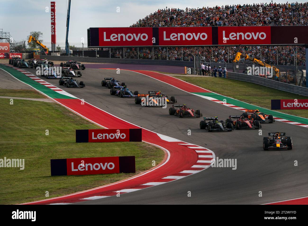 Austin, États-Unis. 21 octobre 2023. Le pilote néerlandais de Formule 1 Max Verstappen de Red Bull Racing mène le peloton à tour de rôle lors du Sprint lors du Grand Prix de Formule 1 des États-Unis sur le circuit des Amériques à Austin, Texas, le samedi 21 octobre 2023. Photo de Greg Nash/UPI crédit : UPI/Alamy Live News Banque D'Images