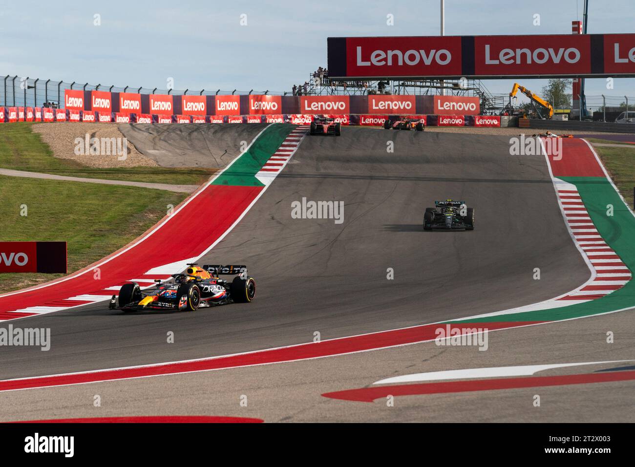 Austin, États-Unis. 21 octobre 2023. Le pilote néerlandais de Formule 1 Max Verstappen de Red Bull Racing mène le deuxième tour du pilote britannique de Formule 1 Lewis Hamilton de Mercedes-AMG Petronas lors du Sprint du Grand Prix de Formule 1 des États-Unis sur le circuit des Amériques à Austin, Texas, le samedi 21 octobre 2023. Photo de Greg Nash/UPI crédit : UPI/Alamy Live News Banque D'Images