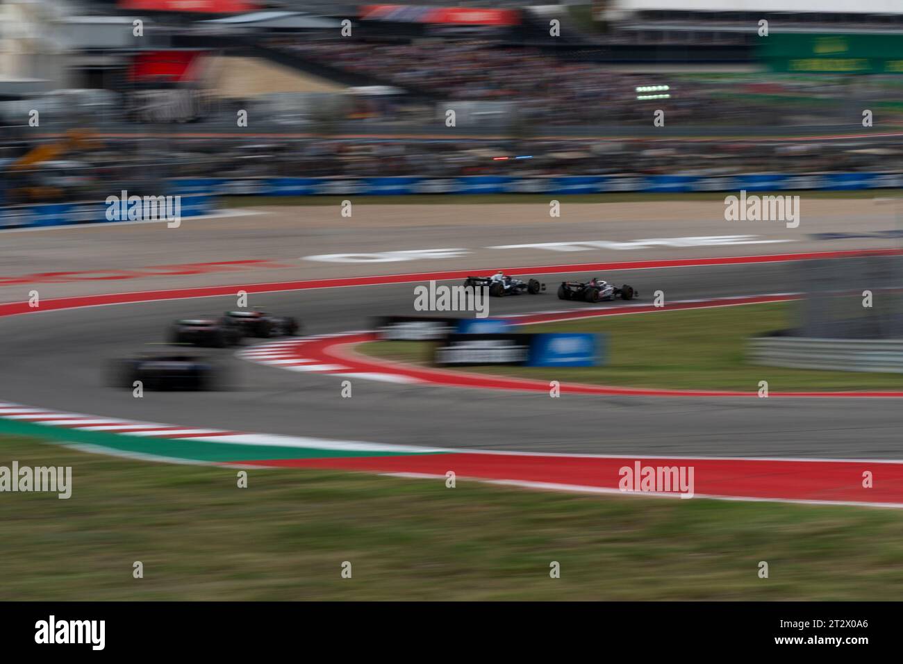 Austin, États-Unis. 21 octobre 2023. Le pilote japonais de Formule 1 Yuki Tsunoda de la Scuderia AlphaTauri affronte le pilote danois Kevin Magnussen de l'écurie Haas F1 Team au Sprint au Grand Prix de Formule 1 des États-Unis sur le circuit des Amériques à Austin, Texas, le samedi 21 octobre 2023. Photo de Greg Nash/UPI crédit : UPI/Alamy Live News Banque D'Images