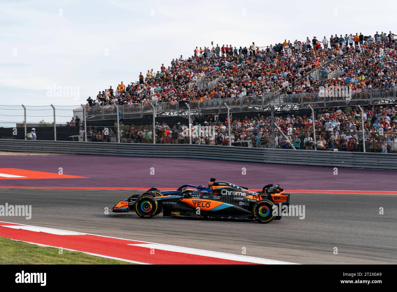 Austin, États-Unis. 21 octobre 2023. Oscar Piastri, pilote australien de Formule 1 de McLaren F1 Team, et Alex Albon, pilote thaïlandais de Formule 1 de Williams Racing, se battent pour Turn One lors du Sprint du Grand Prix de Formule 1 des États-Unis sur le circuit des Amériques à Austin, Texas, le samedi 21 octobre 2023. Photo de Greg Nash/UPI crédit : UPI/Alamy Live News Banque D'Images