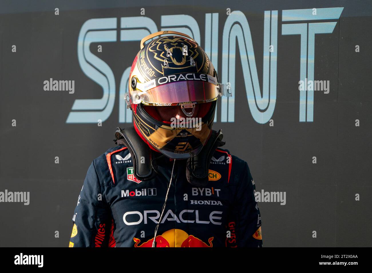 Austin, États-Unis. 21 octobre 2023. Le pilote néerlandais de Formule 1 Max Verstappen de Red Bull Racing suit le Sprint du Grand Prix de Formule 1 des États-Unis sur le circuit des Amériques à Austin, Texas, le samedi 21 octobre 2023. Photo de Greg Nash/UPI crédit : UPI/Alamy Live News Banque D'Images