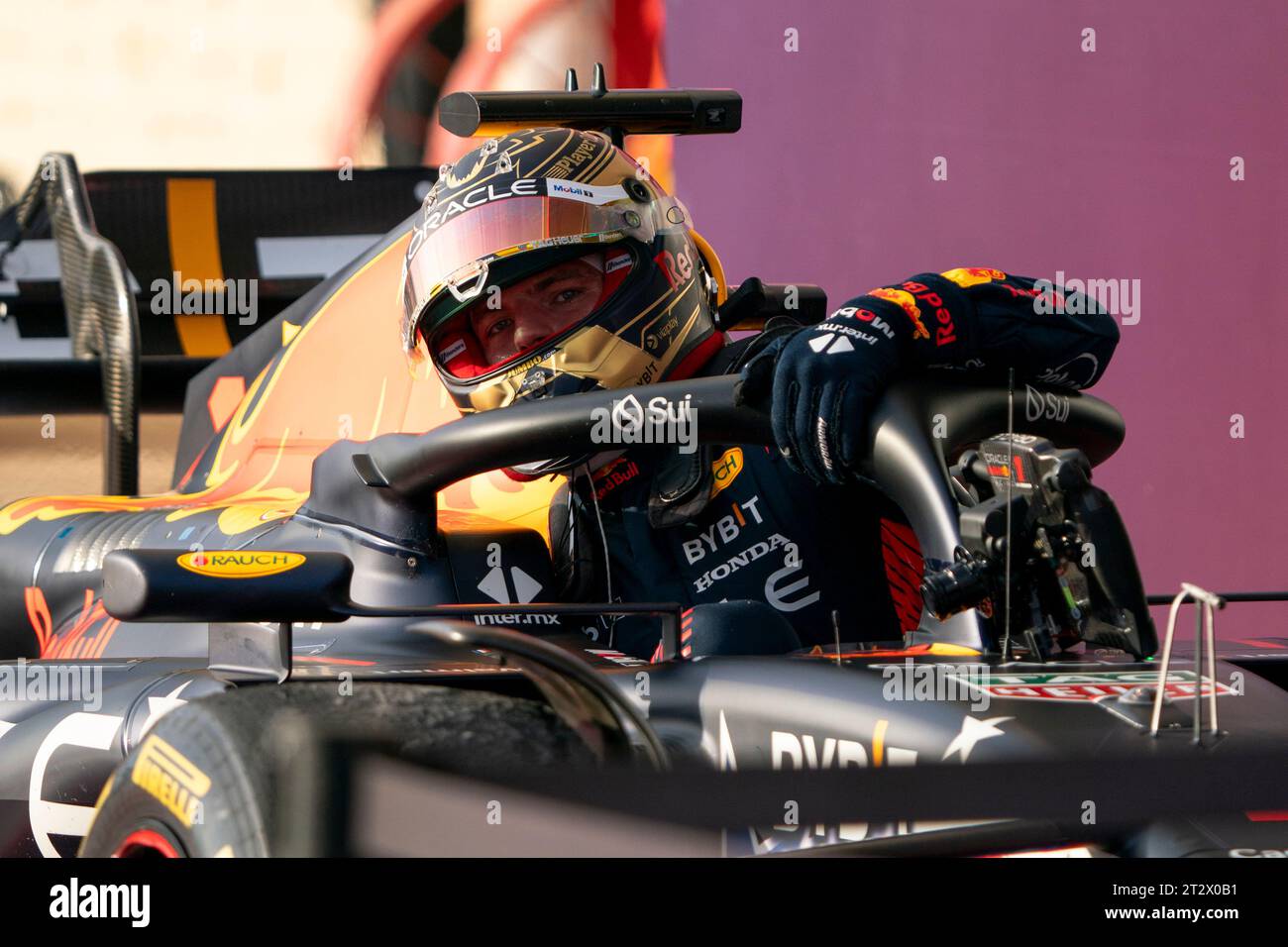 Austin, États-Unis. 21 octobre 2023. Le pilote néerlandais de Formule 1 Max Verstappen de Red Bull Racing suit le Sprint du Grand Prix de Formule 1 des États-Unis sur le circuit des Amériques à Austin, Texas, le samedi 21 octobre 2023. Photo de Greg Nash/UPI crédit : UPI/Alamy Live News Banque D'Images