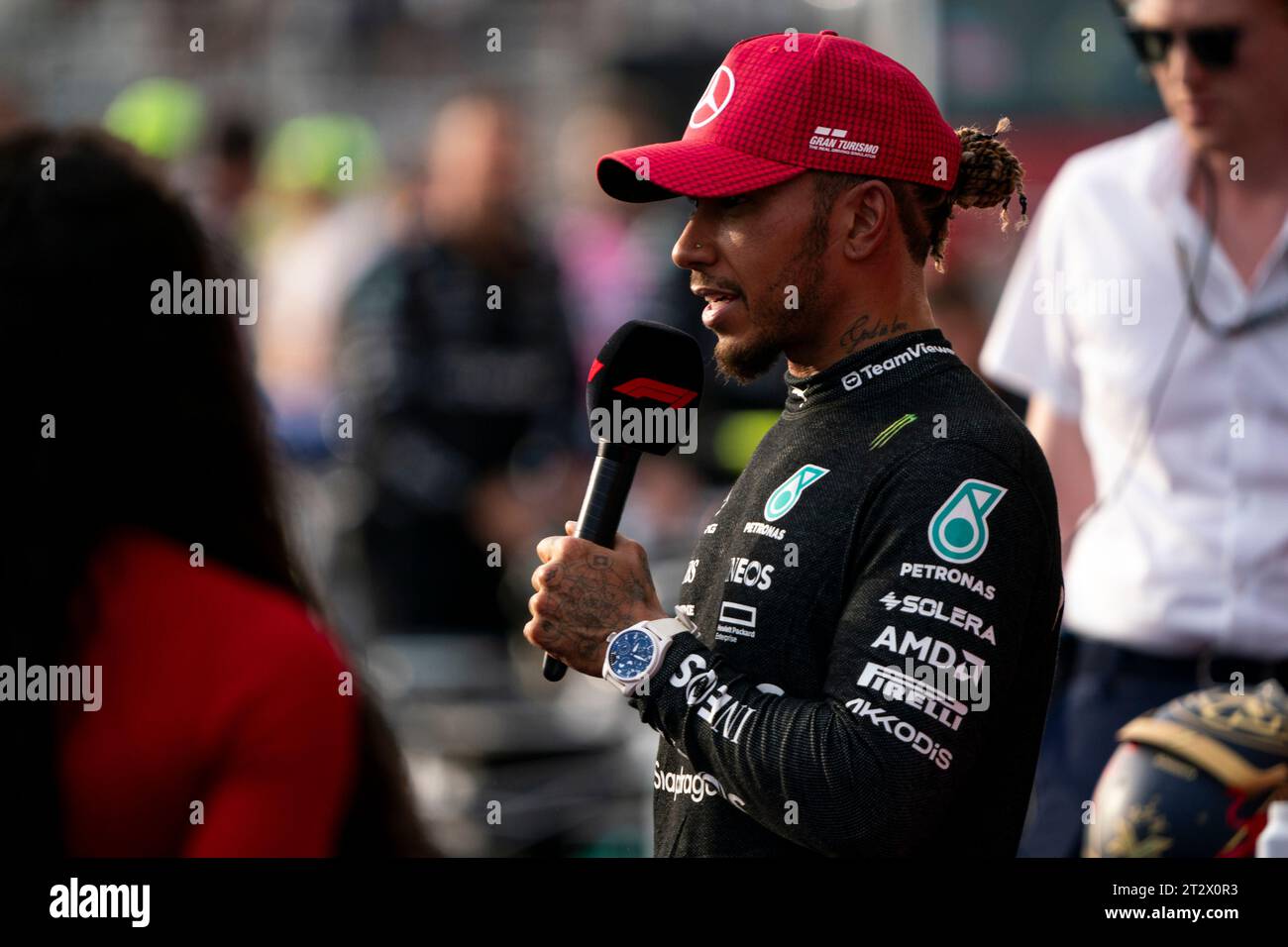 Austin, États-Unis. 21 octobre 2023. Lewis Hamilton, pilote britannique de Formule 1 de Mercedes-AMG Petronas, est interviewé après le Sprint lors du Grand Prix de Formule 1 des États-Unis sur le circuit des Amériques à Austin, Texas, le samedi 21 octobre 2023. Photo de Greg Nash/UPI crédit : UPI/Alamy Live News Banque D'Images