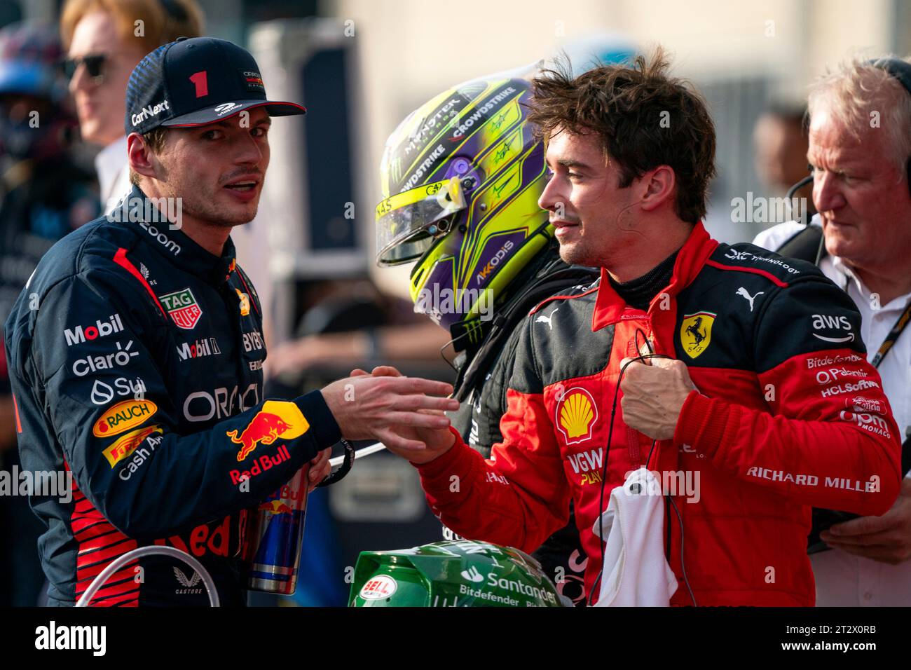 Austin, États-Unis. 21 octobre 2023. Le pilote néerlandais de Formule 1 Max Verstappen de Red Bull Racing serre la main du pilote monégasque Charles Leclerc de la Scuderia Ferrari après le Sprint lors du Grand Prix de Formule 1 des États-Unis sur le circuit des Amériques à Austin, Texas, le samedi 21 octobre 2023. Photo de Greg Nash/UPI crédit : UPI/Alamy Live News Banque D'Images