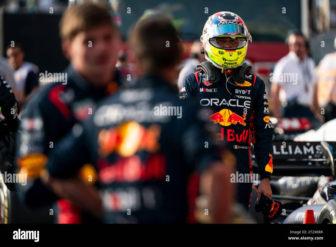 Austin, États-Unis. 21 octobre 2023. Sergio Pérez, pilote mexicain de Formule 1 de Red Bull Racing, suit le Sprint lors du Grand Prix de Formule 1 des États-Unis sur le circuit des Amériques à Austin, Texas, le samedi 21 octobre 2023. Photo de Greg Nash/UPI crédit : UPI/Alamy Live News Banque D'Images