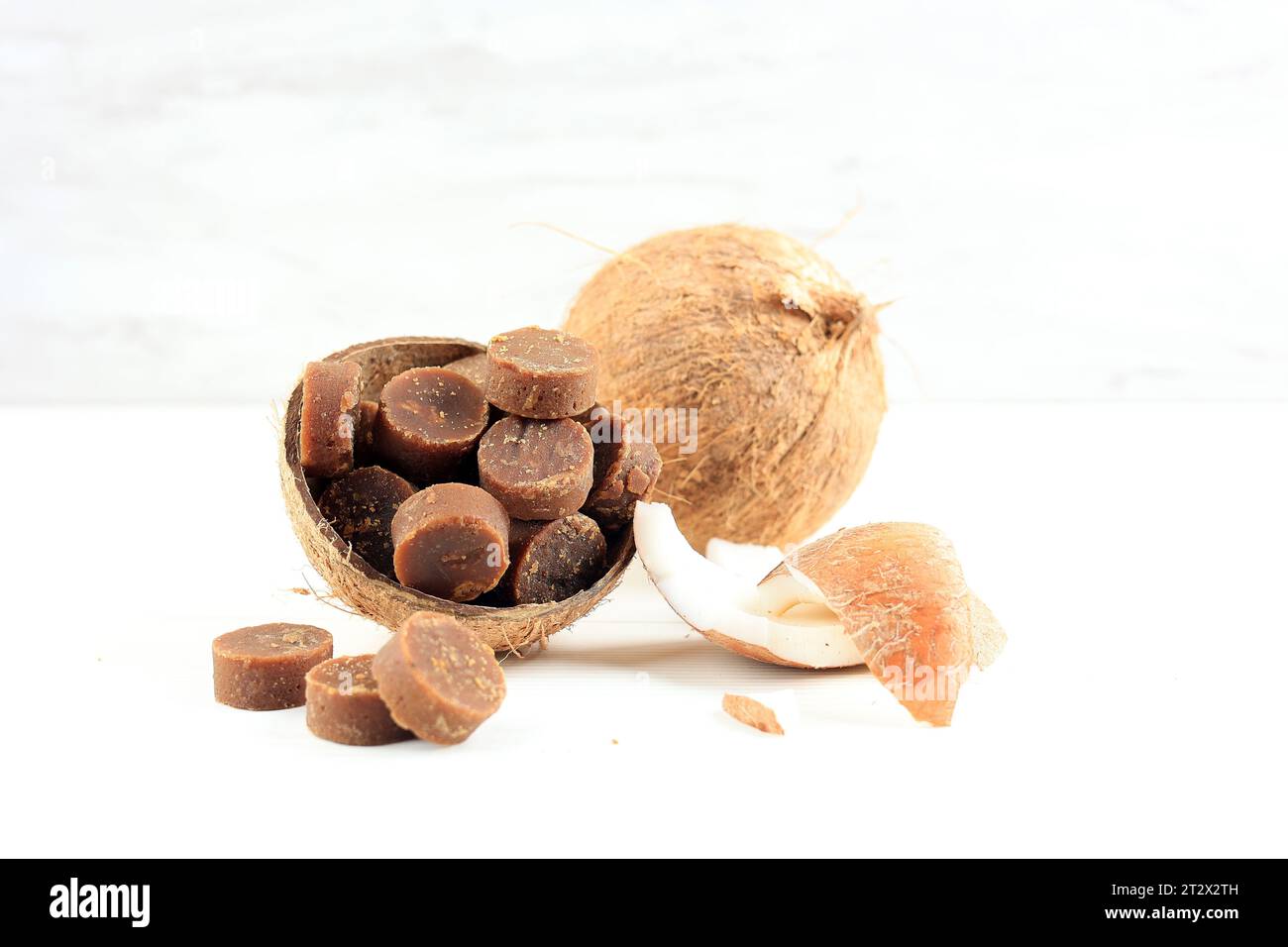 Sucre de palme de noix de coco bio ou Gula Malacca Kelapa sur coquille de noix de coco. Table blanche Banque D'Images