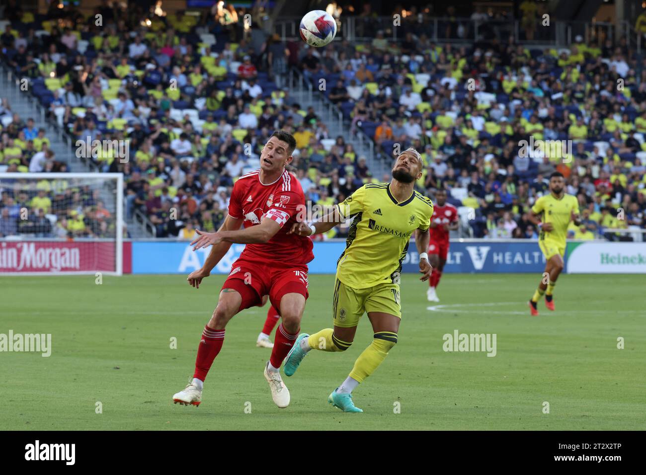 NASHVILLE, TN - OCTOBER 21: New York Red Bulls defender Sean Nealis (15) and Nashville SC midfielder Hany Mukhtar (10) fight for a ball at midfield during a match between Nashville SC and New York Red Bulls, October 21, 2023, at GEODIS Park in Nashville, Tennessee. (Photo by Matthew Maxey/Icon Sportswire) (Icon Sportswire via AP Images) Banque D'Images