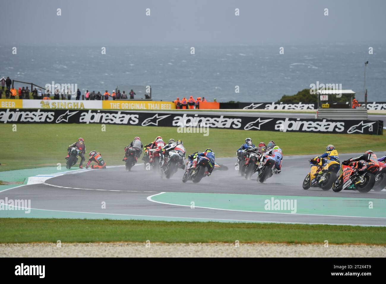 MELBOURNE, AUSTRALIE. 22 octobre 2023. Guru par Gryfyn Australian Motorcycle Grand Prix of Australia. Alonso Lopez, de l'Espagne, l'équipe CAG SpeedUp, fait une chute lors du premier tour de la course moto 2 à Phillip Island dans des conditions humides et venteuses au MotoGP australien. Crédit photo : Karl Phillipson/Alamy Live News Banque D'Images