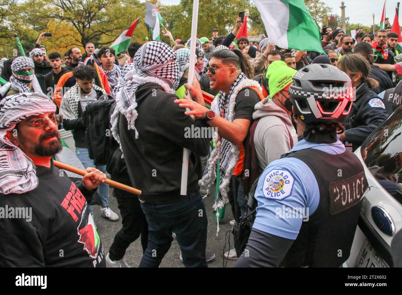 Deux personnes entrent dans une bagarre au début du rassemblement et marchent en soutien aux Palestiniens qui a eu lieu dans The Loop à Chicago le 21 octobre 2023. Il s’agissait de la quatrième manifestation de Chicago en deux semaines pour soutenir la cause palestinienne et se rallier contre l’action militaire israélienne à Gaza. (Photo : Alexandra Buxbaum/Sipa USA) crédit : SIPA USA/Alamy Live News Banque D'Images