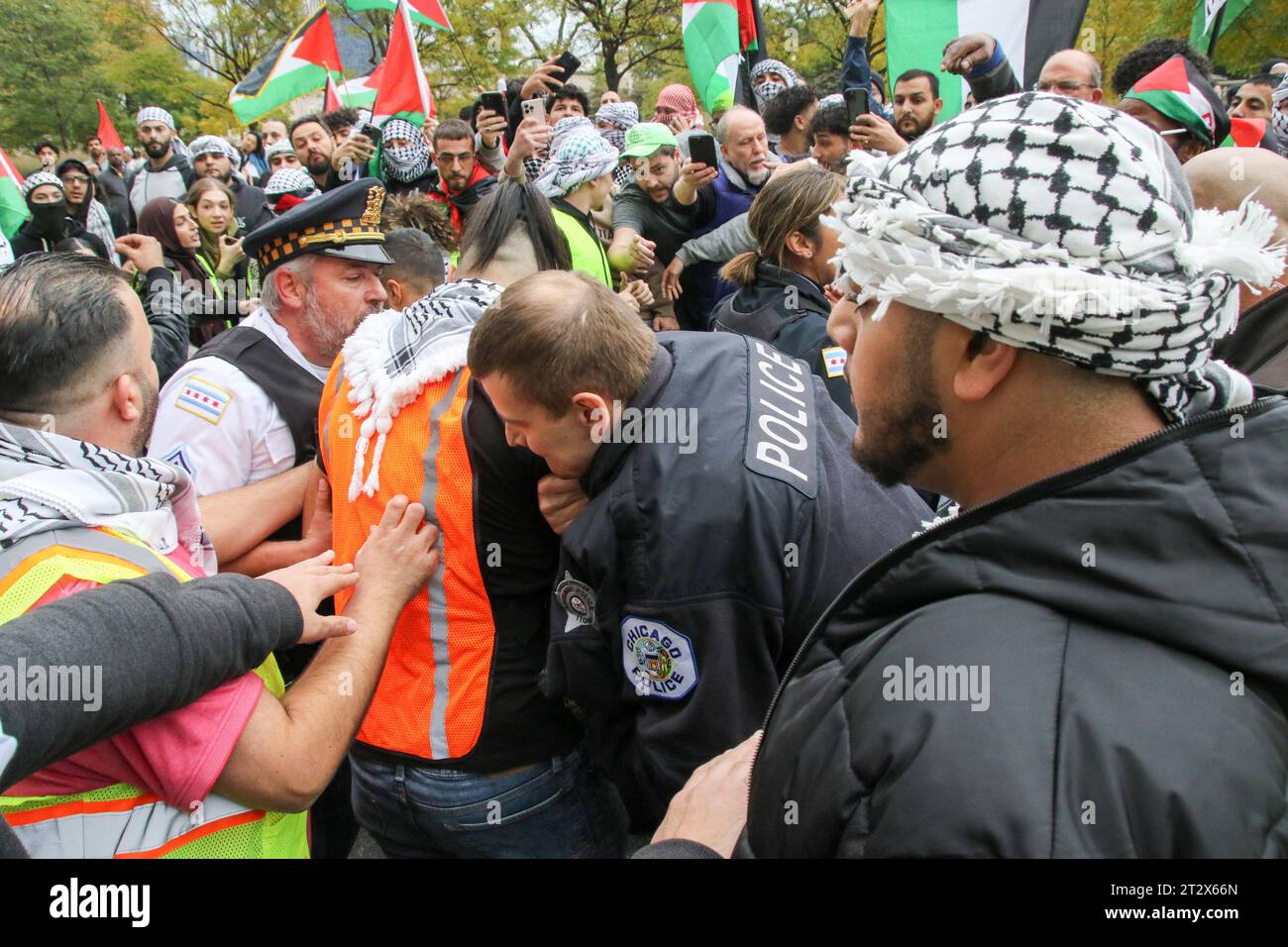 Deux personnes entrent dans une bagarre au début du rassemblement et marchent en soutien aux Palestiniens qui a eu lieu dans The Loop à Chicago le 21 octobre 2023. Il s’agissait de la quatrième manifestation de Chicago en deux semaines pour soutenir la cause palestinienne et se rallier contre l’action militaire israélienne à Gaza. (Photo : Alexandra Buxbaum/Sipa USA) crédit : SIPA USA/Alamy Live News Banque D'Images