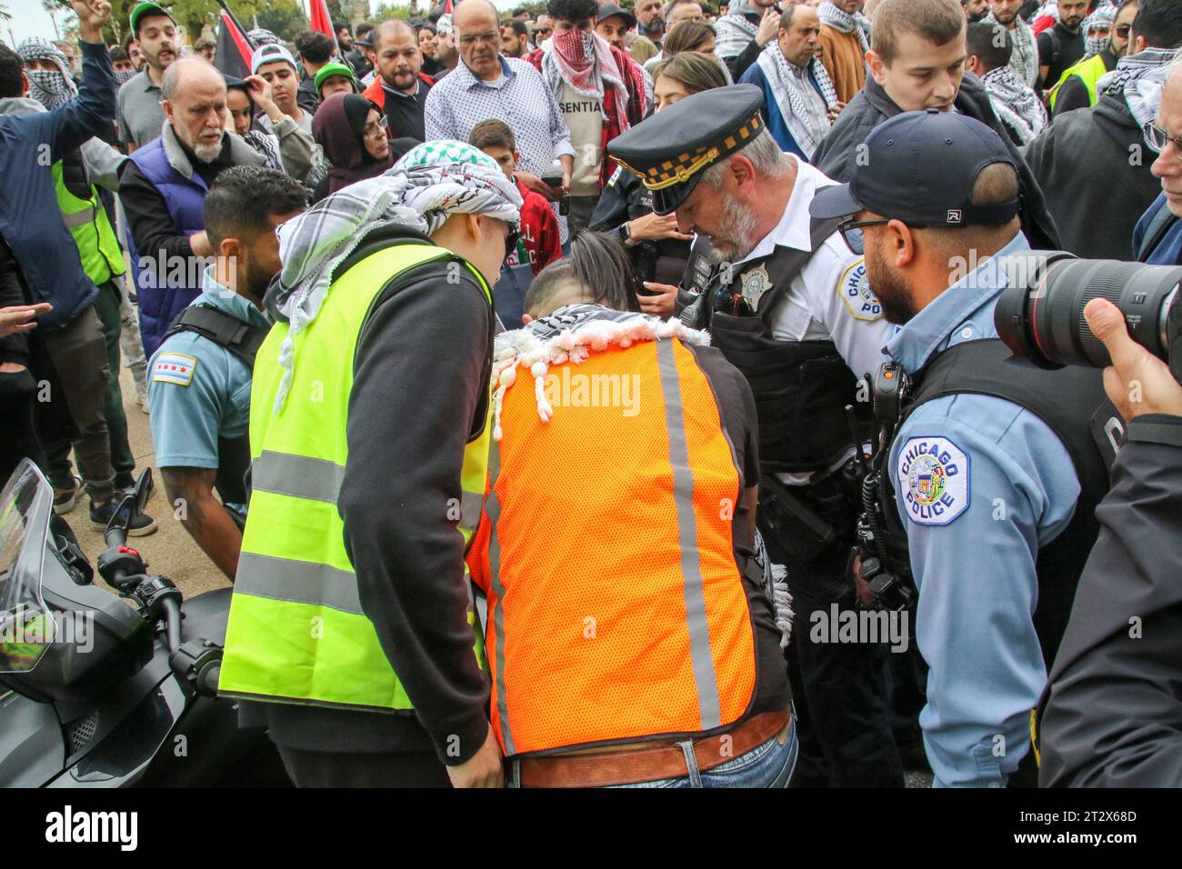 Deux personnes entrent dans une bagarre au début du rassemblement et marchent en soutien aux Palestiniens qui a eu lieu dans The Loop à Chicago le 21 octobre 2023. Il s’agissait de la quatrième manifestation de Chicago en deux semaines pour soutenir la cause palestinienne et se rallier contre l’action militaire israélienne à Gaza. (Photo : Alexandra Buxbaum/Sipa USA) crédit : SIPA USA/Alamy Live News Banque D'Images