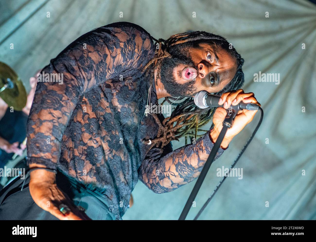 Londres, 21 octobre 2023. Le groupe de hip-hop écossais Young Fathers joue un concert live au Hammersmith Apollo. Kayus Bankole s'est produit devant une salle bondée dans l'ouest de Londres ce soir. Crédit photo : ernesto rogata/Alamy Live News Banque D'Images