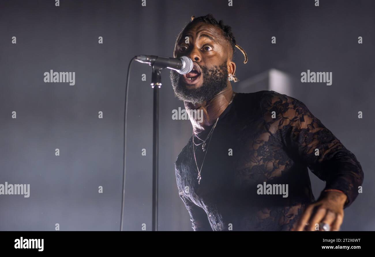 Londres, 21 octobre 2023. Le groupe de hip-hop écossais Young Fathers joue un concert live au Hammersmith Apollo. Kayus Bankole s'est produit devant une salle bondée dans l'ouest de Londres ce soir. Crédit photo : ernesto rogata/Alamy Live News Banque D'Images