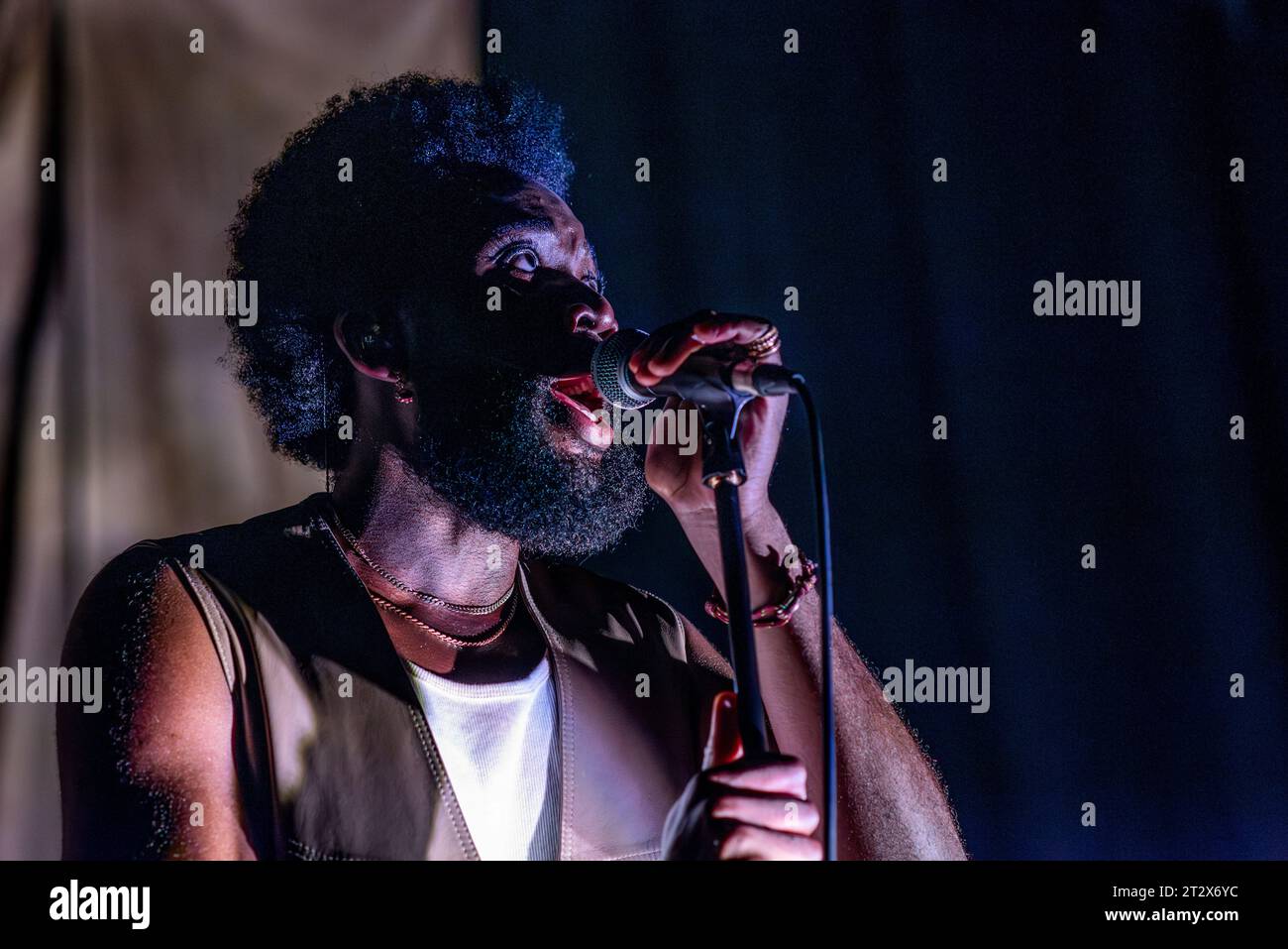 Londres, 21 octobre 2023. Le groupe de hip-hop écossais Young Fathers joue un concert live au Hammersmith Apollo. Alloysious Massaquoi s'est produit devant une salle bondée dans l'ouest de Londres ce soir. Crédit photo : ernesto rogata/Alamy Live News Banque D'Images