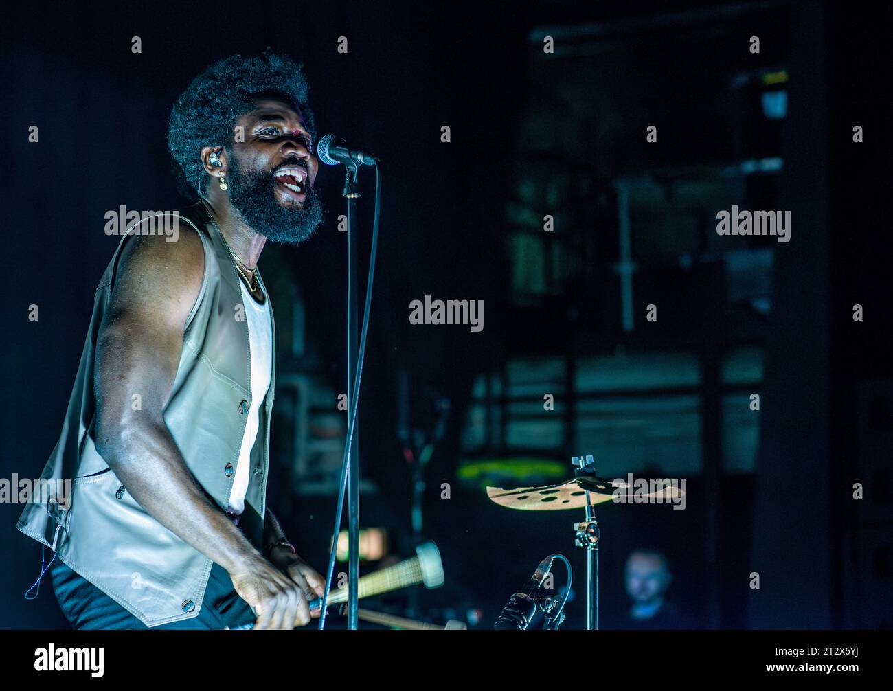 Londres, 21 octobre 2023. Le groupe de hip-hop écossais Young Fathers joue un concert live au Hammersmith Apollo. Alloysious Massaquoi s'est produit devant une salle bondée dans l'ouest de Londres ce soir. Crédit photo : ernesto rogata/Alamy Live News Banque D'Images