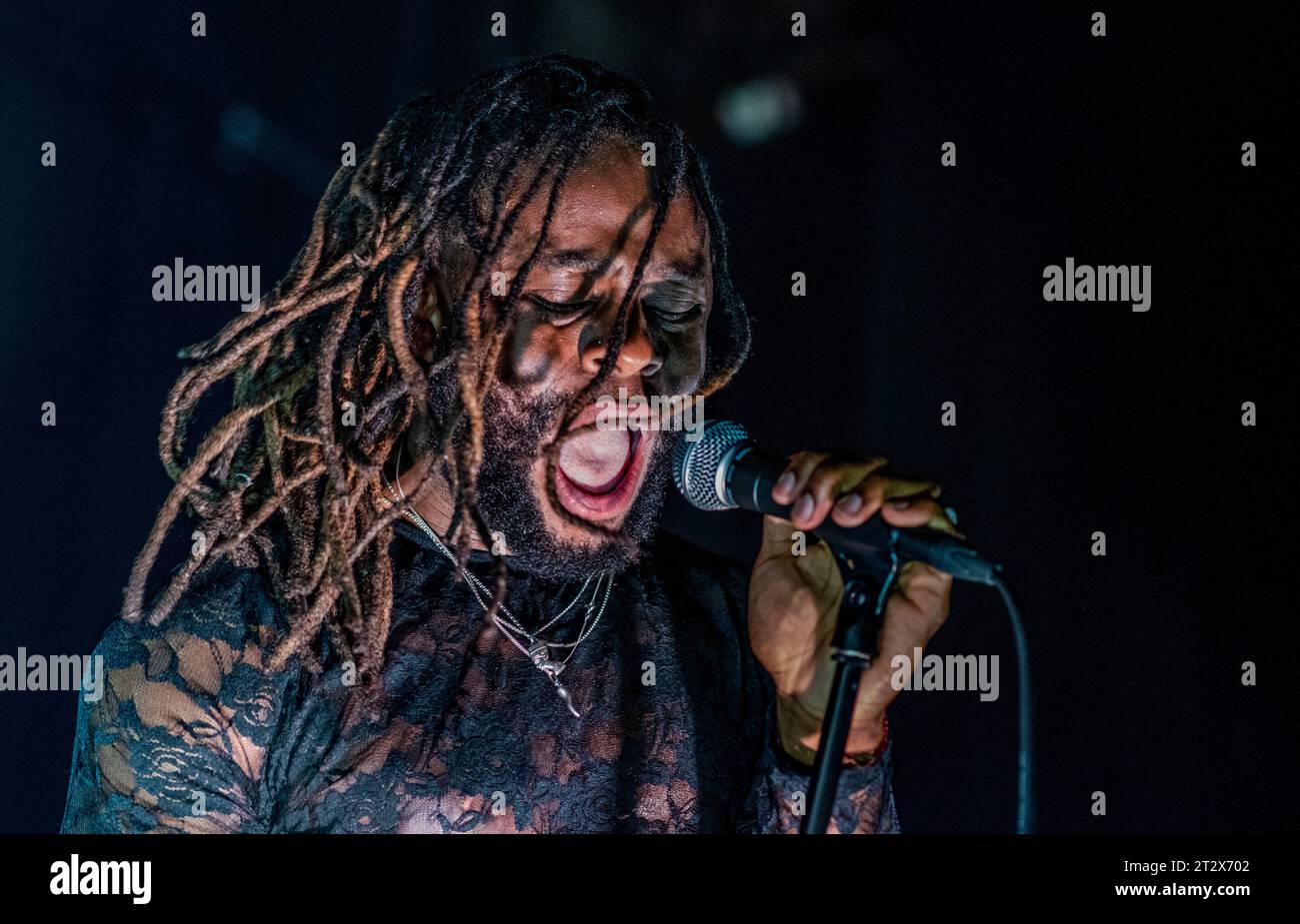 Londres, 21 octobre 2023. Le groupe de hip-hop écossais Young Fathers joue un concert live au Hammersmith Apollo. Kayus Bankole s'est produit devant une salle bondée dans l'ouest de Londres ce soir. Crédit photo : ernesto rogata/Alamy Live News Banque D'Images