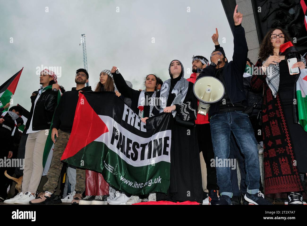 Londres, Royaume-Uni. 21 octobre 2023. On estime que 100 000 personnes ont défilé en faveur de la Palestine, se terminant à Whitehall où un rassemblement a eu lieu, appelant à un cessez-le-feu entre les forces israéliennes et les militants du Hamas. Mercredi, une explosion s'est produite à l'hôpital arabe Al-Ahli, tuant et blessant des centaines de personnes, provoquant l'indignation dans le monde entier. On ignore qui était responsable de l'explosion. Crédit : Photographie de onzième heure / Alamy Live News Banque D'Images