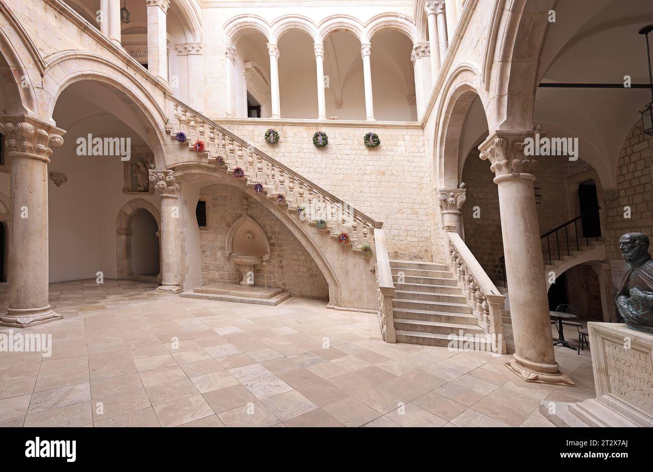 Atrium et escalier à l'intérieur du palais du recteur dans la vieille ville de Dubrovnik. Le palais servait de siège au recteur de la République de Raguse Banque D'Images