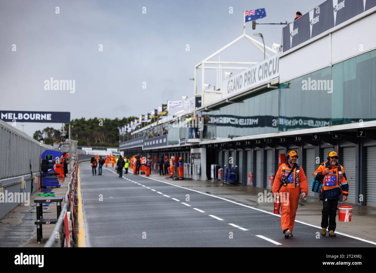 Phillip Island Grand Prix circuit, 22 octobre 2023 : la piste des stands se tasse suite à l'annulation de la course MotoGP Sprint en raison de vents violents lors du MotoGP Australian Motorcyle Grand Prix 2023. Corleve/Alamy Live News Banque D'Images