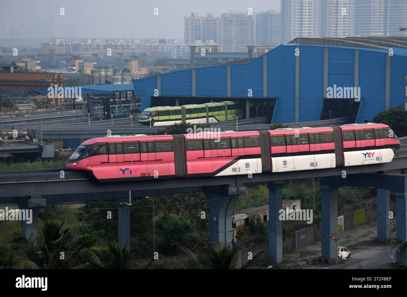 Mumbai, Inde. 21 octobre 2023. Un train monorail traverse le paysage urbain de Mumbai. Les niveaux de qualité de l'air sont tombés à mauvais pendant la journée. Brihanmumbai Municipal Corporation (BMC) a déclaré que beaucoup d'activités de construction se déroulent dans la ville en raison de laquelle la poussière reste dans l'air ainsi que la fumée des gaz d'échappement des véhicules, ce qui conduit à la pollution de l'air et à une mauvaise visibilité tôt le matin. (Photo Ashish Vaishnav/SOPA Images/Sipa USA) crédit : SIPA USA/Alamy Live News Banque D'Images